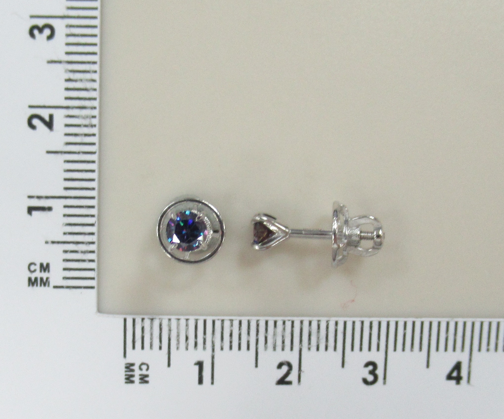 Серебряные серьги-пусеты с фиолетовыми муассанитами